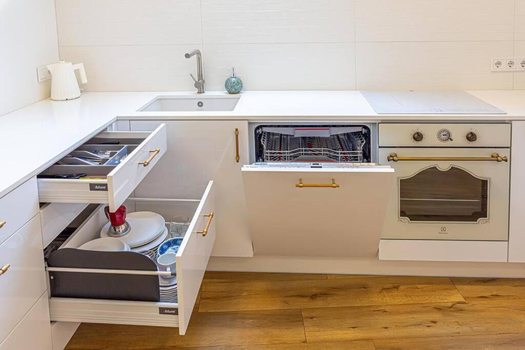 Sky Apartment With Free Parking And Balcony & Ac Kaunas Exterior photo